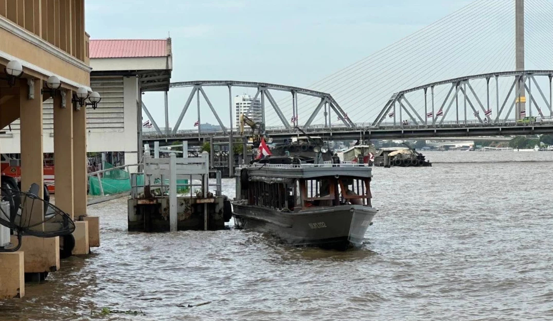 ทัพเรือ-เจ้าท่า จัดเรือด่วนรับ-ส่งฟรี! หลังถนนยุบหน้า รพ.วชิระฯ