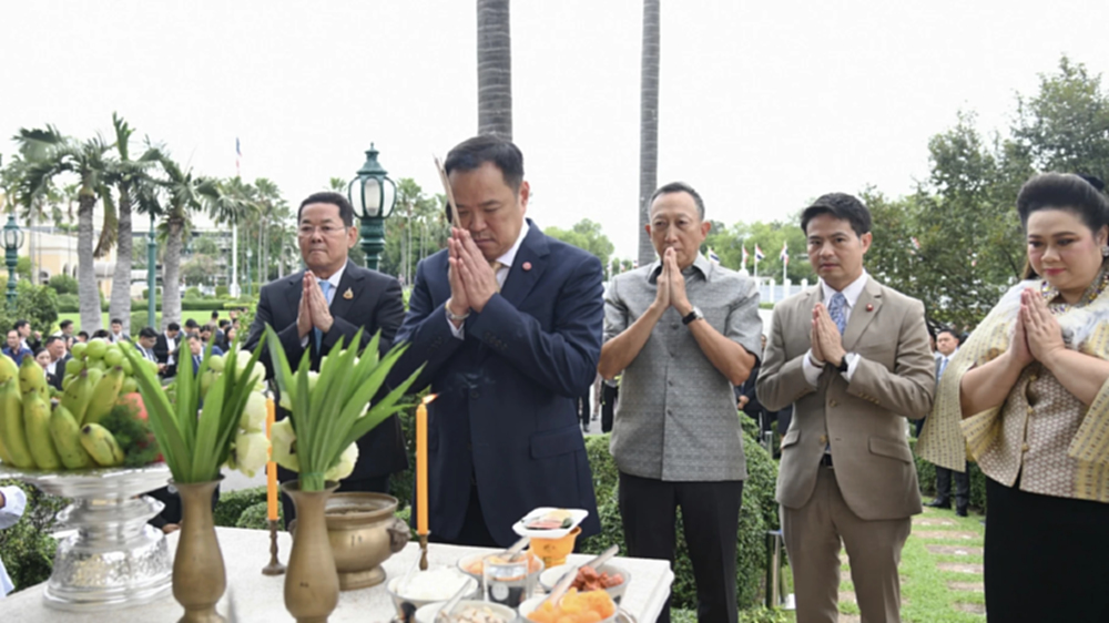 ‘อนุทิน’ ควง รมต. ไหว้สิ่งศักดิ์สิทธิ์ประจำทำเนียบฯ เพื่อความมงคล