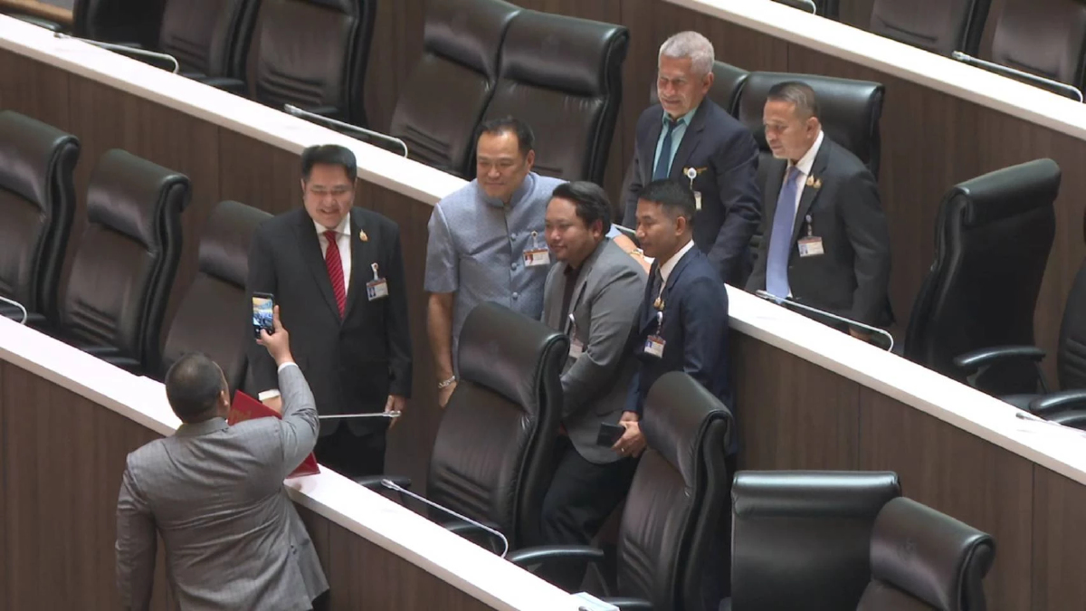 สภาฯคึกคัก 'อนุทิน' ทักทาย สส.รอบห้อง ด้าน 'ปชน.' บอกลำบากใจโหวต