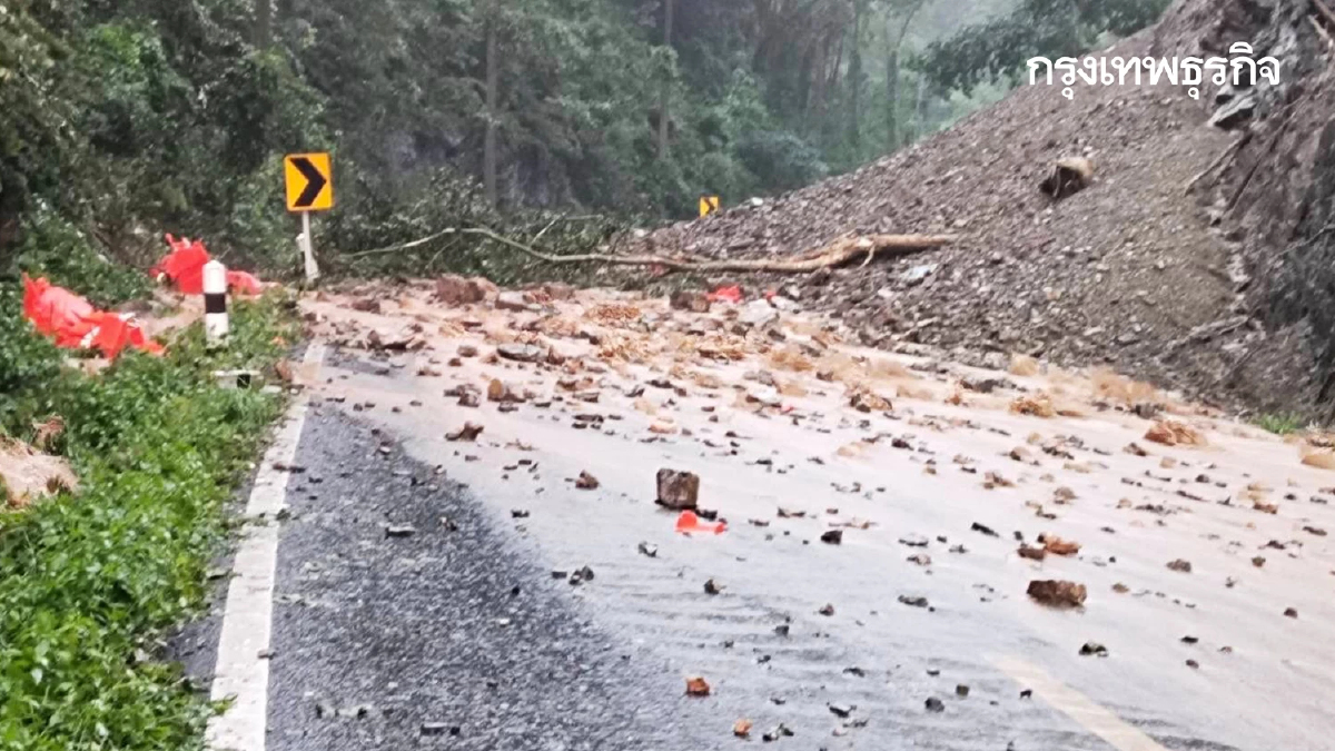 ฝนตกหนัก ดินถล่มปิดถนน หล่มสัก-ชุมแพ เร่งเคลียร์พื้นที่ ไปไม่ได้