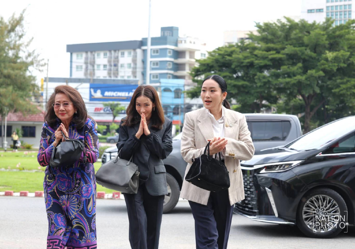 'คุณหญิงอ้อ-อิ๊งค์-เอม' เยี่ยม 'ทักษิณ' ถูกตัดผม-ทำใจได้แล้ว