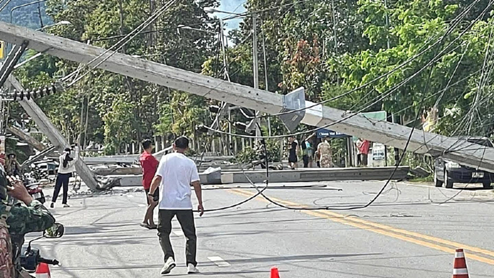 กระทบหนัก ไฟดับเชียงใหม่ เกิดอุบัติเหตุ รถชนเสาไฟฟ้า หน้าตลาดหนองฮ่อ