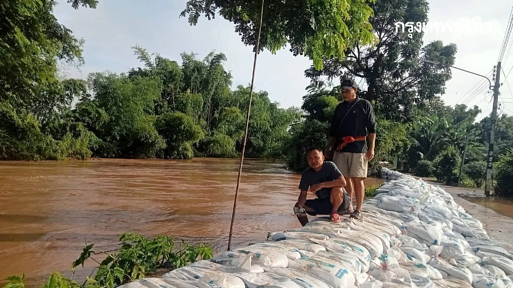 น้ำท่วมเพชรบูรณ์ เร่งเสริมกระสอบทราย น้ำป่าสัก ท้ายน้ำสูงขึ้น