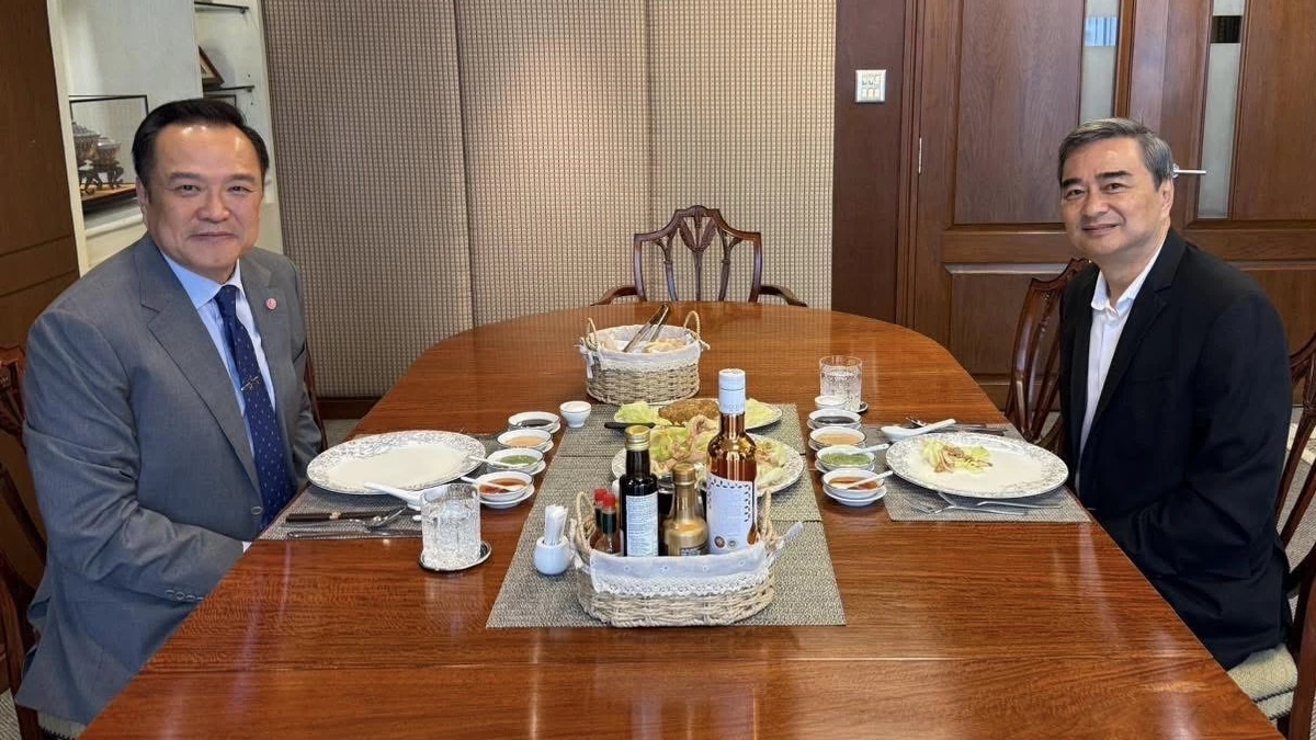 ‘อนุทิน’ โชว์ภาพ มื้อเที่ยงกับ ‘อภิสิทธิ์’ เผย ได้คำแนะนำมีคุณค่า