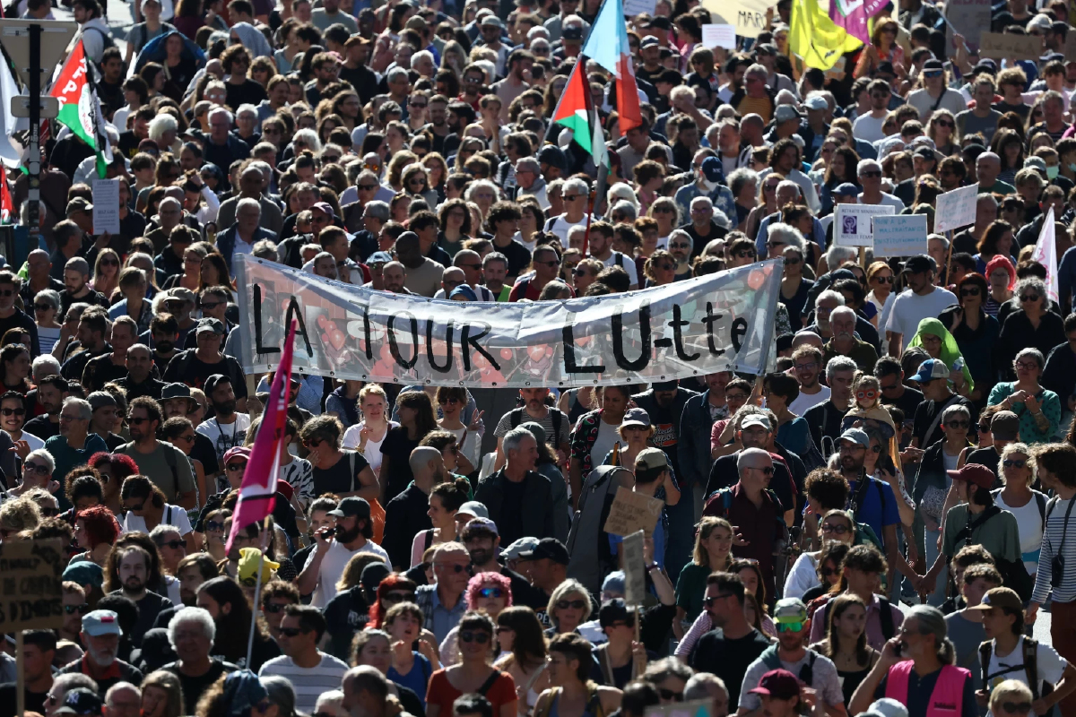 'แรงงานฝรั่งเศส-นักเรียน' ประท้วงหยุดงาน 800,000 คน ค้านรัฐบาลลดงบประมาณ