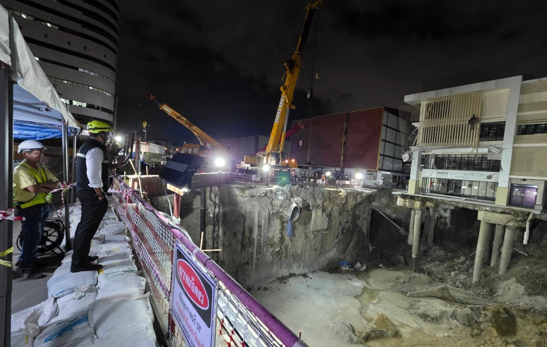 พรุ่งนี้ต้องเลี่ยง! กทม. ใช้รถ 120 คัน ถมทรายซีเมนต์ถนนสามเสน