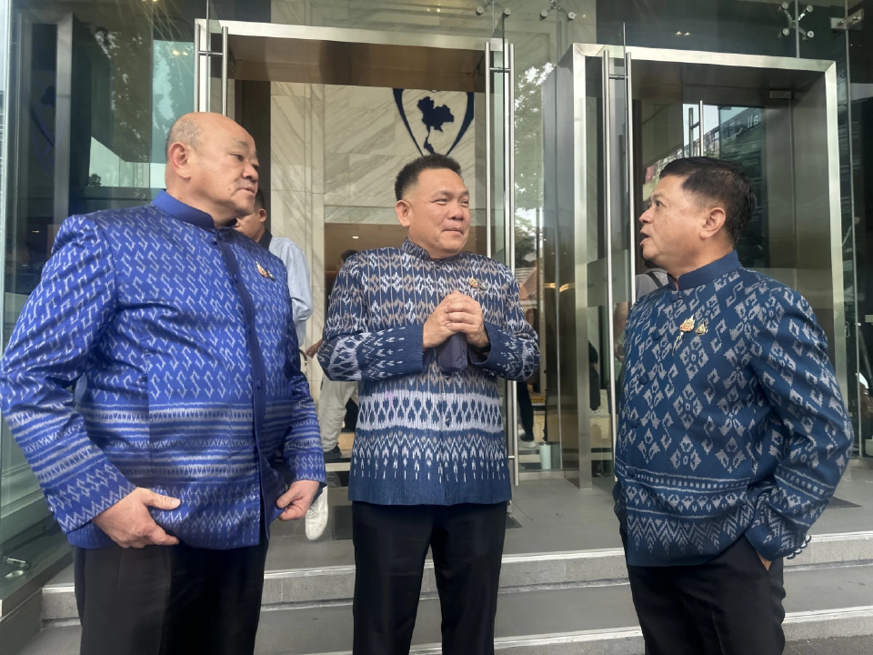 คนมหาดไทย ทยอยยินดี 'อนุทิน'- 'คุณหญิงอ้อ' ส่งกระเช้าร่วมยินดี