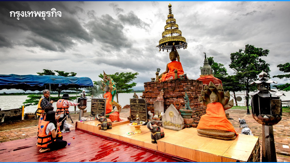 ครั้งหนึ่งในชีวิต! พายเรือไหว้พระขอพร ‘หลวงพ่อศิลา’ กลางกว๊านพะเยา