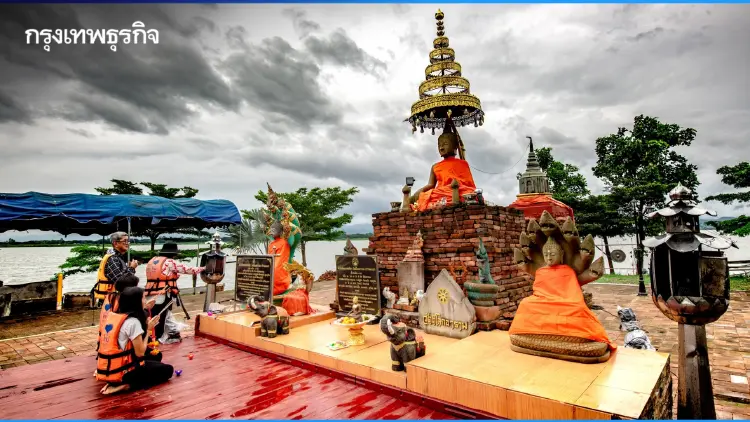 ครั้งหนึ่งในชีวิต! พายเรือไหว้พระขอพร ‘หลวงพ่อศิลา’ กลางกว๊านพะเยา
