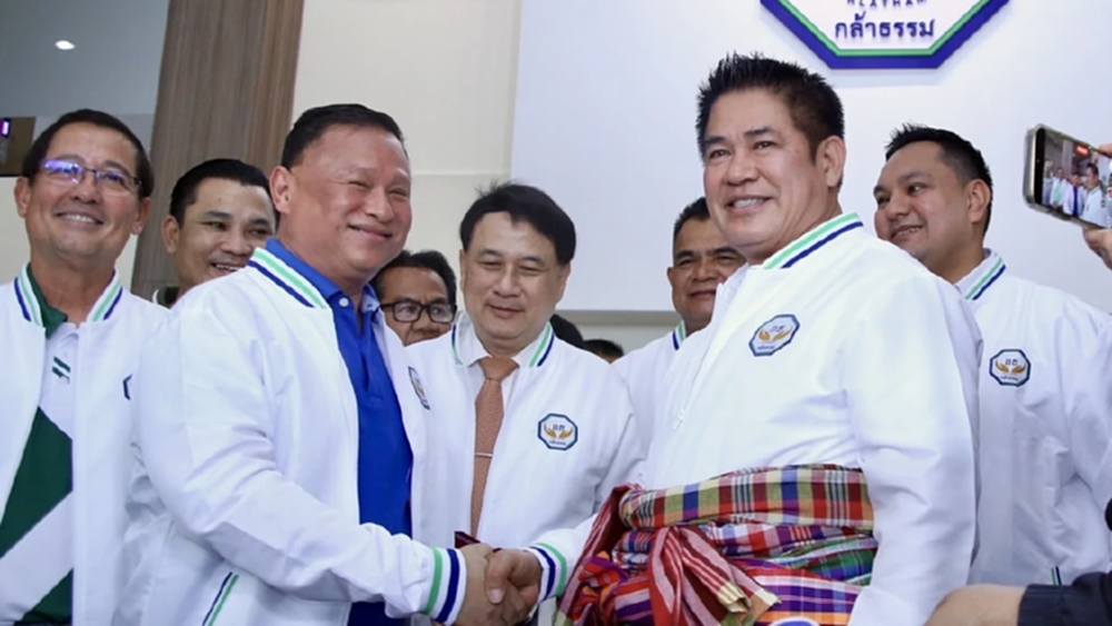 ‘ธรรมนัส’ เปิดตัว ‘เสธ.หิ’ ซบ กล้าธรรม แจง ‘เดชอิศม์’ ยังไม่ปิดดีล