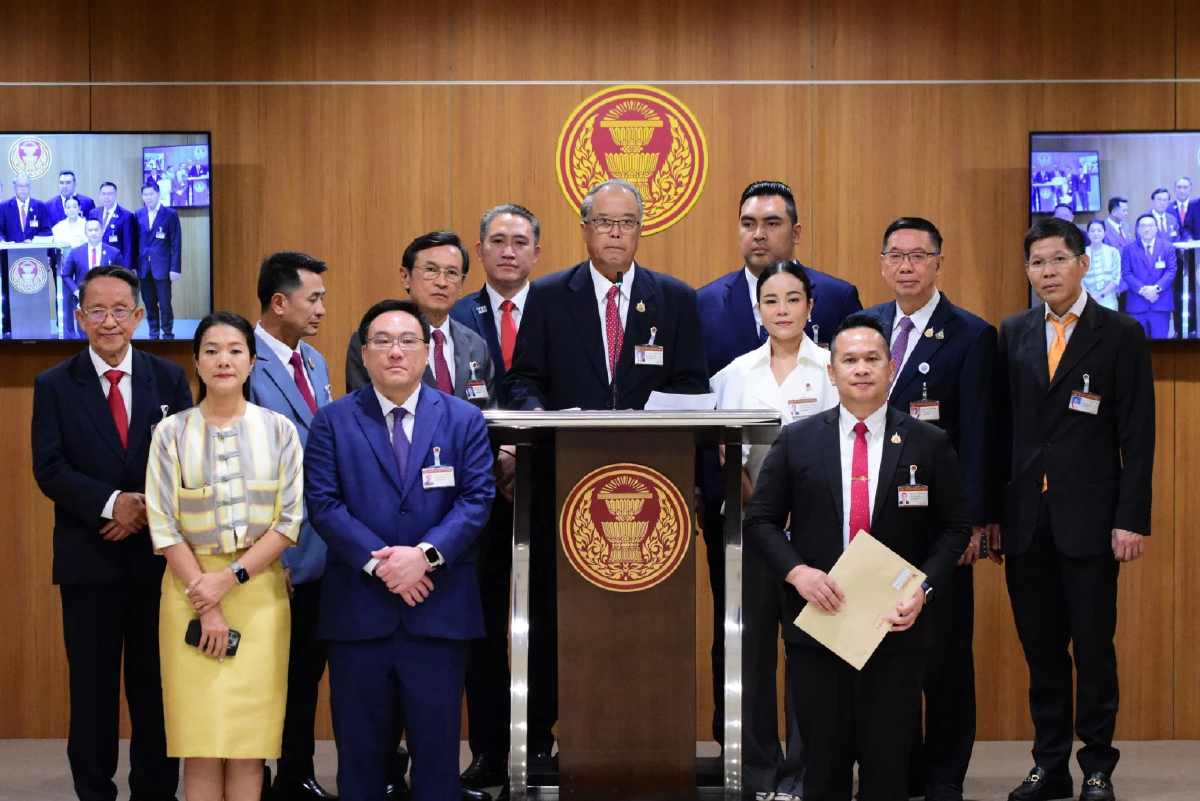 'สส.พท.' ยื่นร่างแก้รธน. ต่อ 'ปธ.รัฐสภา' จี้ทุกฝ่ายจริงใจแก้รธน.