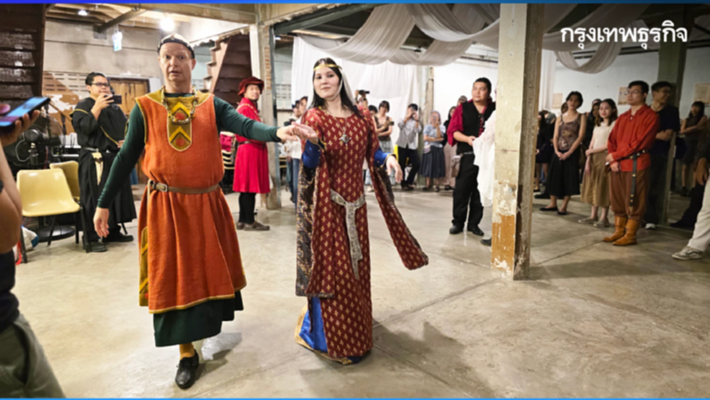 มา ‘เต้นรำ’ กันเถอะ เรียนรู้วิธีการเต้นรำแบบคน ‘ยุคกลาง’