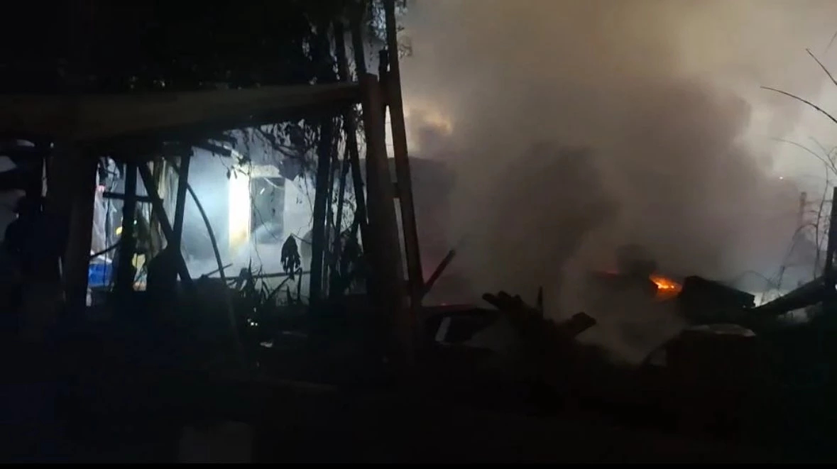 เกิดเหตุเพลิงไหม้โกดังรีไซเคิล ซอยเอราวัณ 22 ยังไม่ทราบสาเหตุ