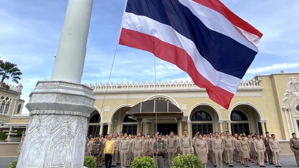 ‘อนุทิน’ นำ ครม. เคารพธงชาติ ปลุกความภาคภูมิใจของคนในชาติ