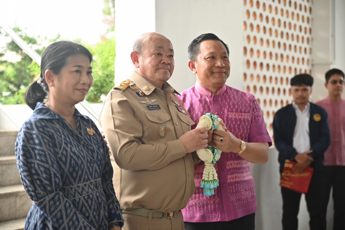 'ไชยวัฒน์-นิรัตน์' อธิบดีกรมการปกครอง เก่า-ใหม่ สวมกอด ย้ำครอบครัวเดียวกัน