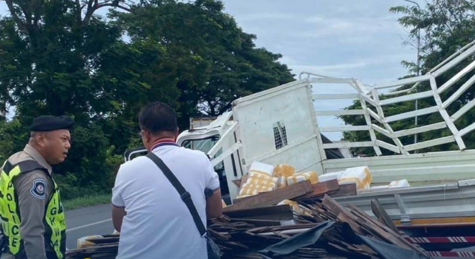 ยาบ้ากระจายเต็มถนน 5 ล้านเม็ด รถบรรทุกเสียหลักพลิกคว่ำ