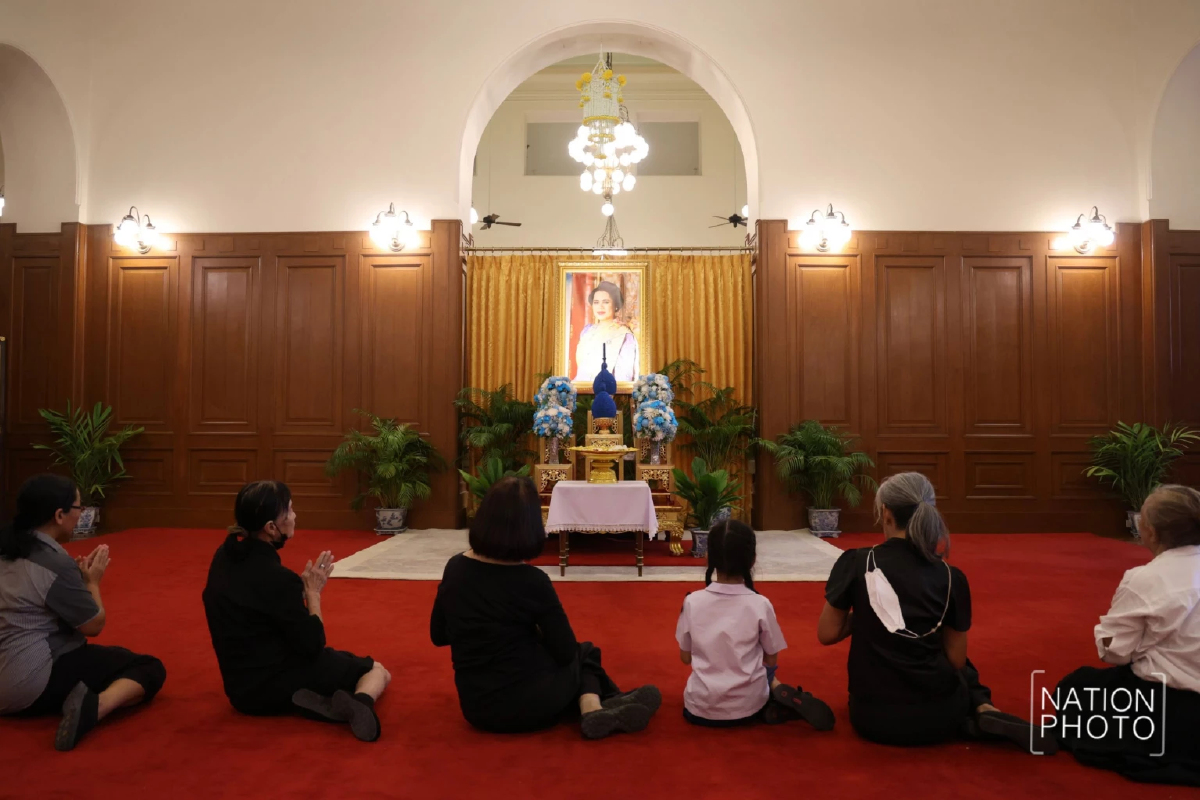 พสกนิกรหลั่งไหล สักการะพระฉายาลักษณ์ สมเด็จพระพันปีหลวง วันที่ 2