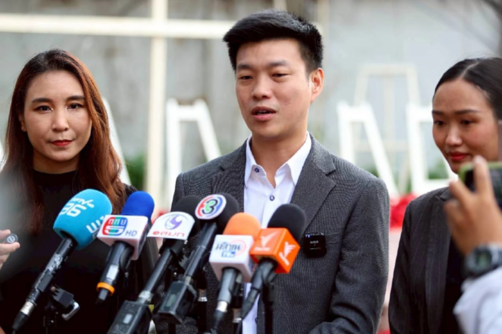 แกนนำส้ม รำลึก 49 ปี 6 ตุลาฯ 'เท้ง' ปลุกทุกพรรคดัน รธน.ใหม่ ให้สำเร็จ