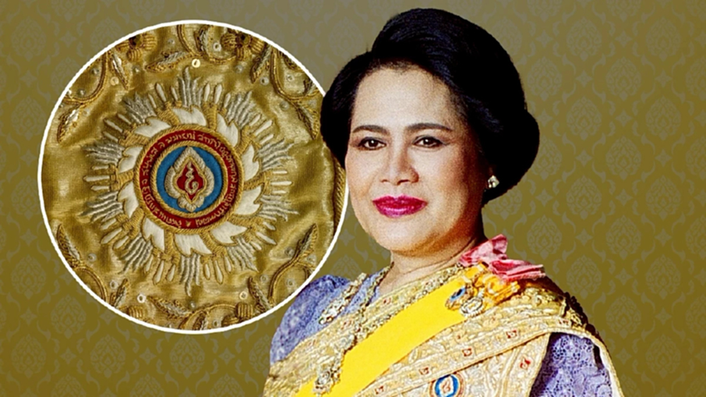 สะพักมหาจักรี ความสำคัญ "ฉลองพระองค์" ในพระฉายาลักษณ์สมเด็จพระพันปีหลวง