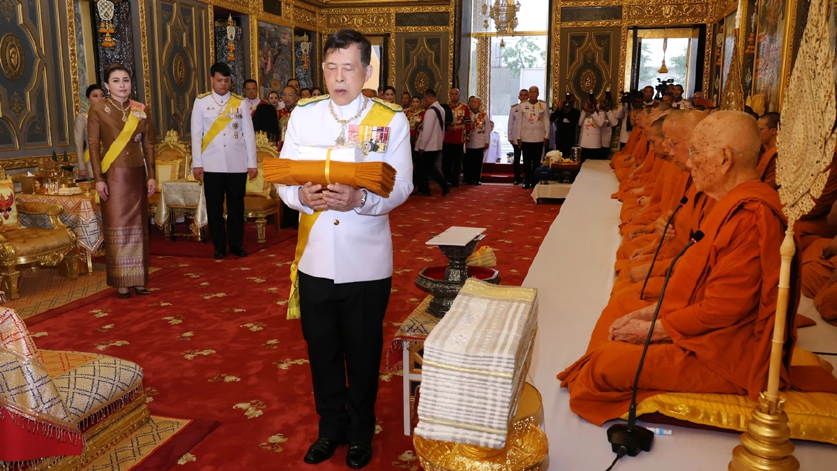 ในหลวง-พระราชินี เสด็จฯบำเพ็ญพระราชกุศลถวายผ้าพระกฐิน วัดราชบพิธฯ และวัดพระเชตุพนฯ