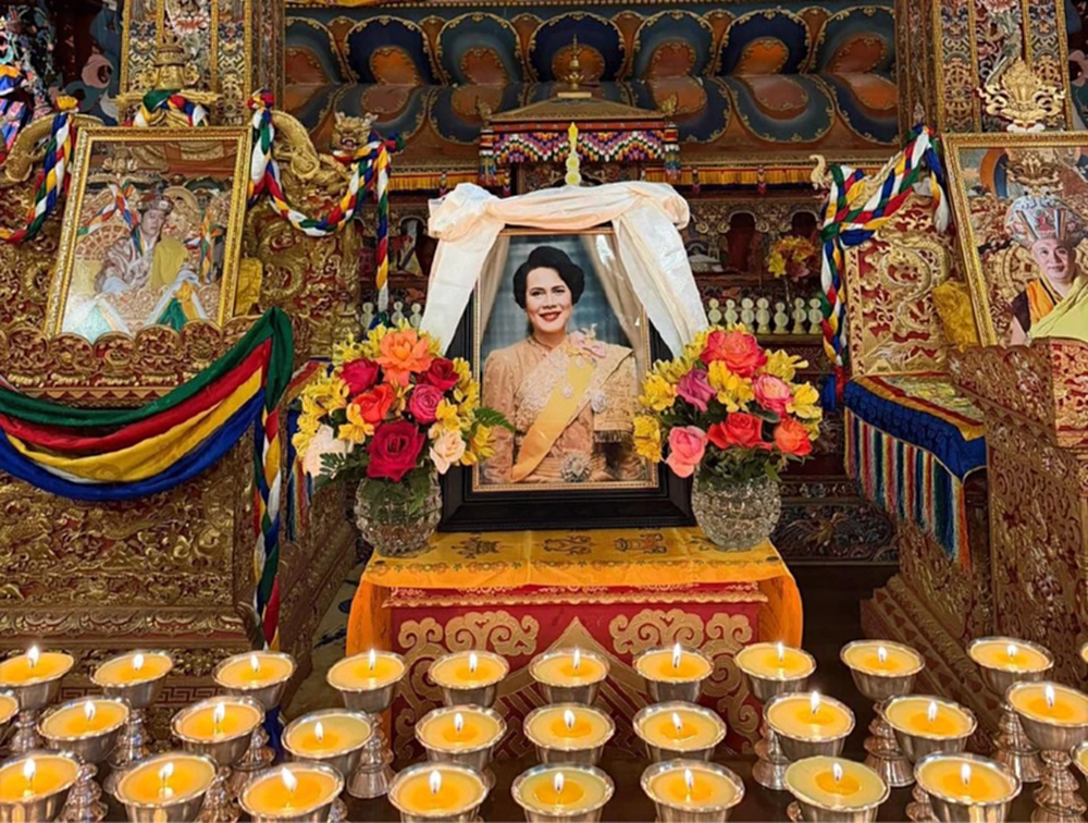 ‘กษัตริย์จิกมี’ นำประชาชนจุดตะเกียง 1,000 ดวง ร่วมถวายอาลัยพระพันปีหลวง