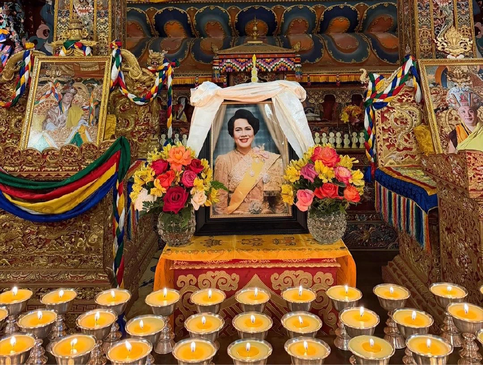 ‘กษัตริย์จิกมี’ นำประชาชนจุดตะเกียง 1,000 ดวง ร่วมถวายอาลัยพระพันปีหลวง