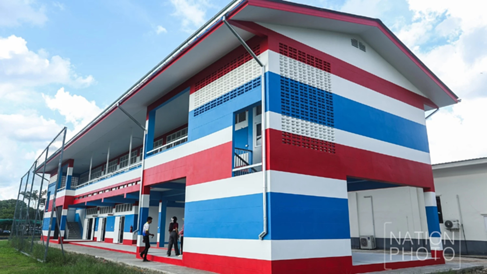 ทาสีด้วยหัวใจรักชาติ! ยลโฉมอาคารเรียนใหม่ โรงเรียนปราสาท จ.สุรินทร์