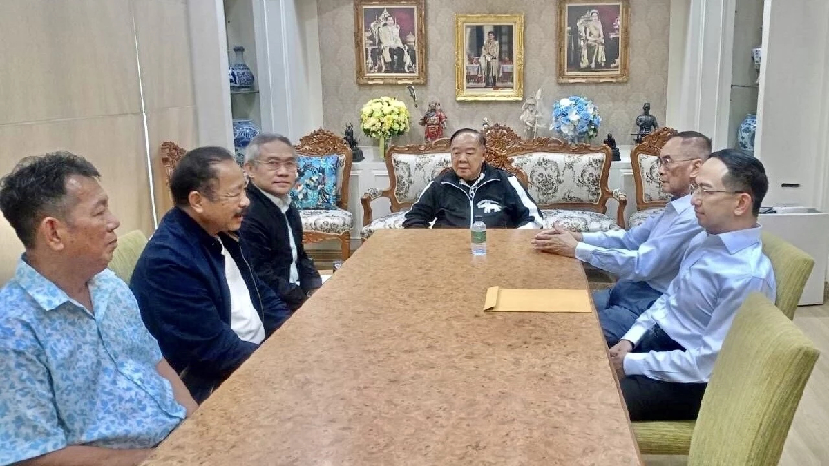 ฉุดไม่อยู่ ‘ลุงป้อม’ ยื้อ สู้เลือกตั้ง รับพ่อลูกอดิเรกสาร เข้า พปชร.