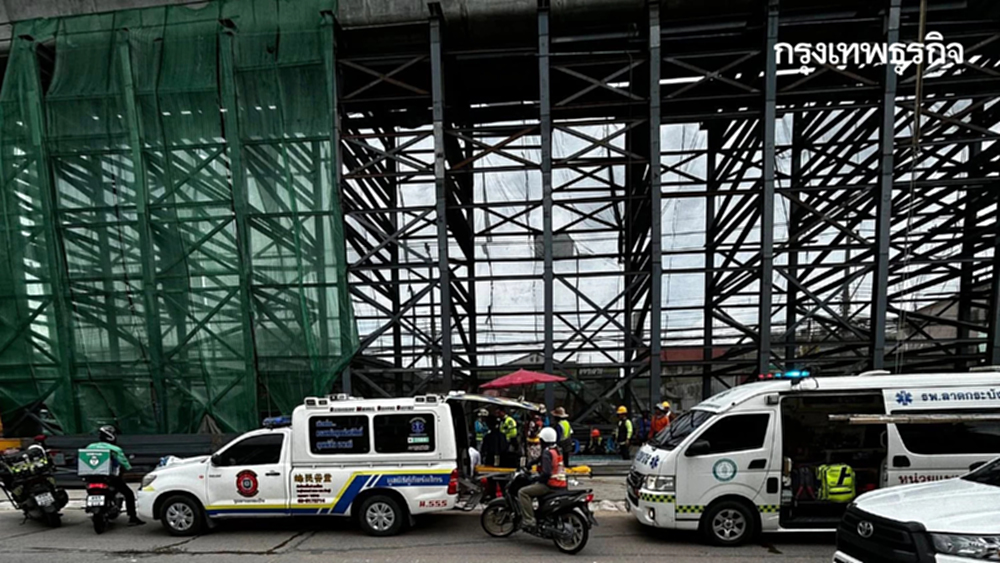 ด่วน คนงานตกสะพานทางยกระดับ อ่อนนุช-ลาดกระบัง เร่งนำตัวส่งรพ.