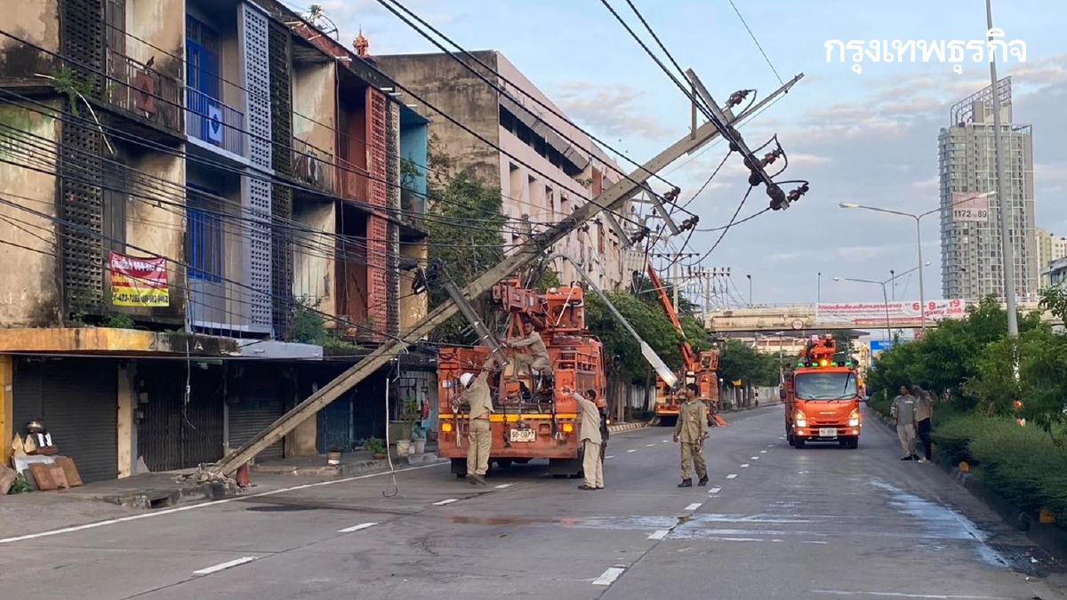 งานเข้าแล้ว รถติด ปิดถนนพิบูลสงคราม รถกระบะ ชนเสาไฟฟ้าหัก 2 ต้น