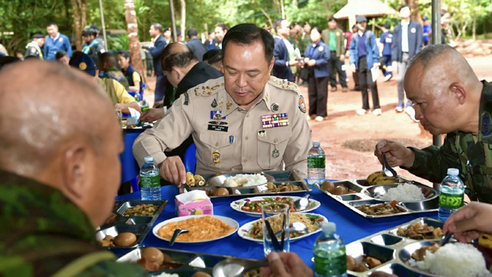 ‘อนุทิน’ ลุย ชายแดนกัมพูชา ร่วมวงทหาร กินมาม่า-ปลากระป๋อง