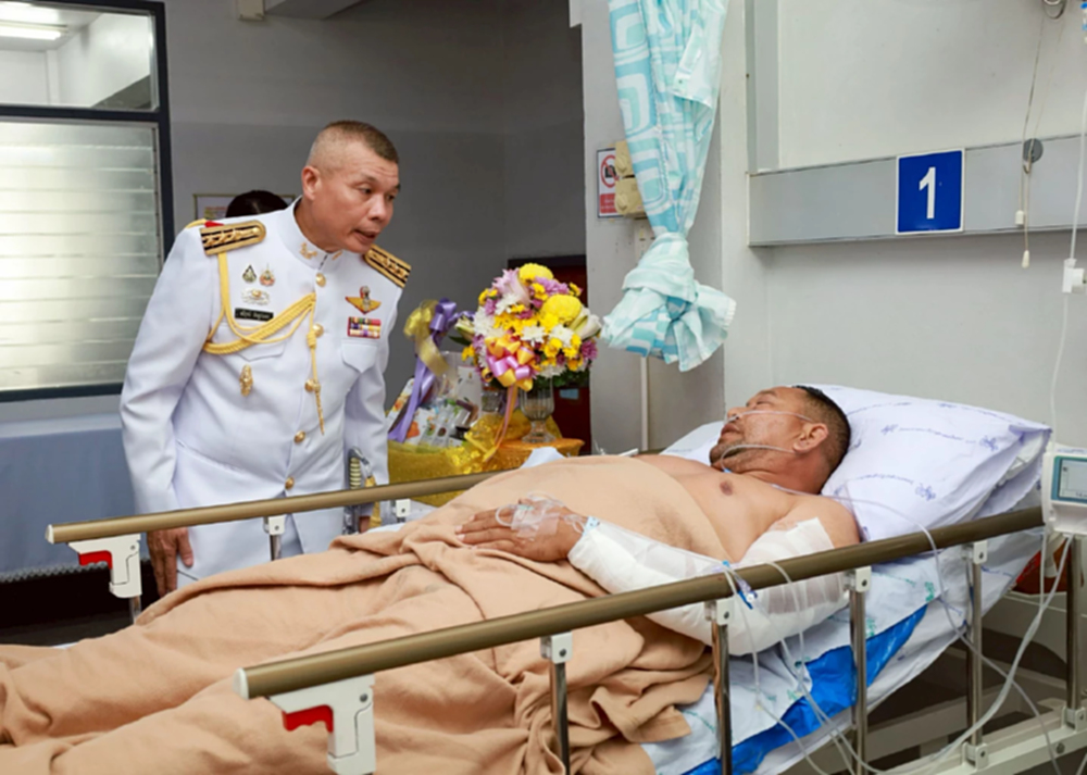 รองผู้ว่าฯนราธิวาส เป็นผู้แทนเชิญสิ่งของพระราชทาน มอบ 2 ทหารพราน