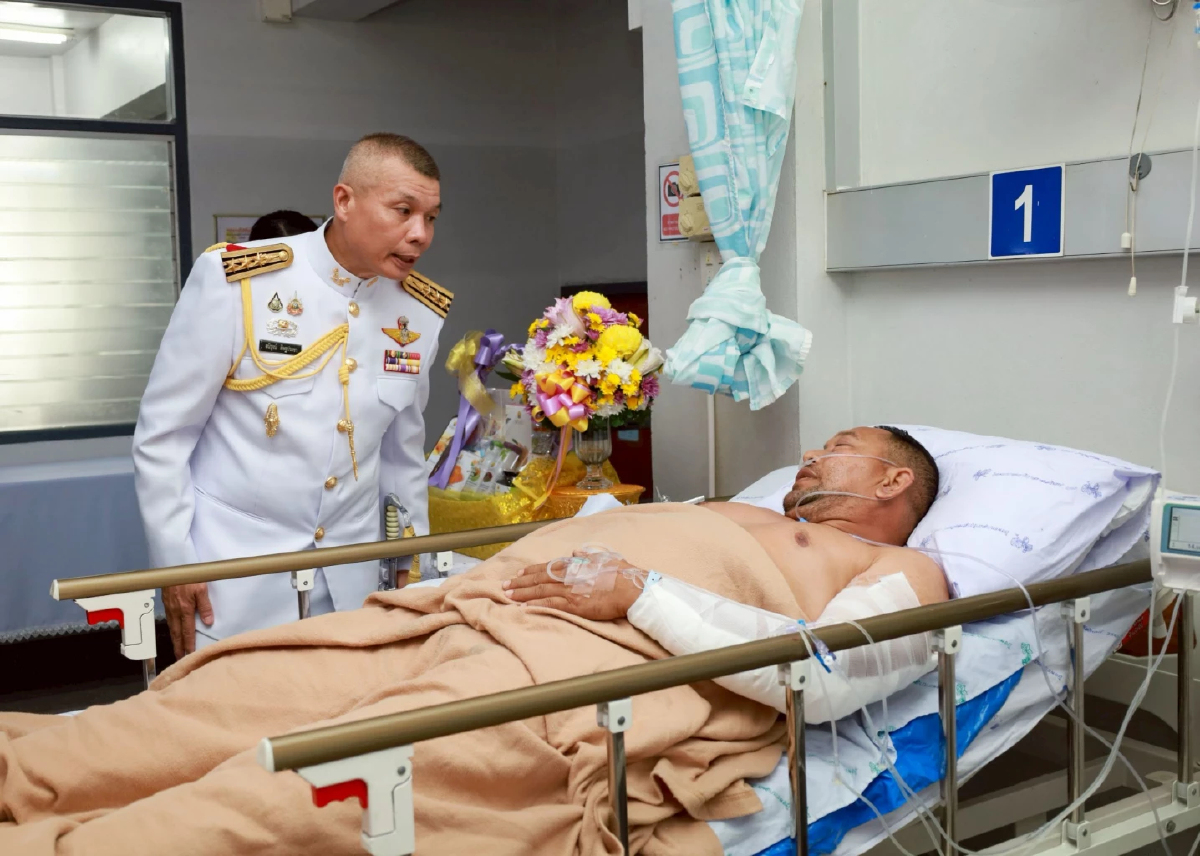 รองผู้ว่าฯนราธิวาส เป็นผู้แทนเชิญสิ่งของพระราชทาน มอบ 2 ทหารพราน