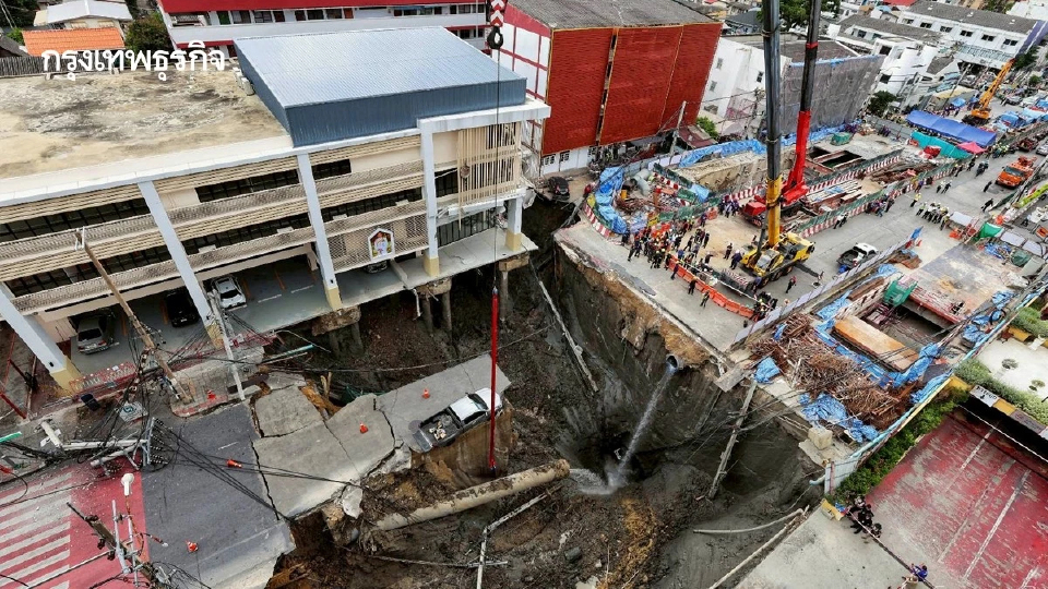 ‘ถนนทรุด-หลุมยุบ’ เกิดบ่อยขึ้นทั่วโลก จากสภาพอากาศสุดขั้ว ทำชั้นดินแห้งรับน้ำไม่ไหว