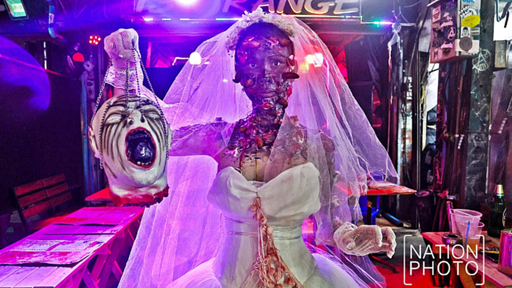 สุดหลอน ฮาโลวีนถนนข้าวสาร นักท่องเที่ยวคึกคัก แม้งดพาเหรด-ลดเสียงเพลง