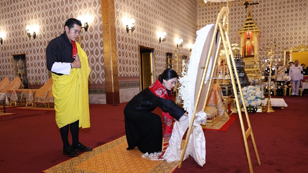สมเด็จพระราชาธิบดี-สมเด็จพระราชินี ภูฏาน ทรงวางพวงมาลาถวายราชสักการะพระบรมศพ พระบรมราชชนนีพันปีหลวง
