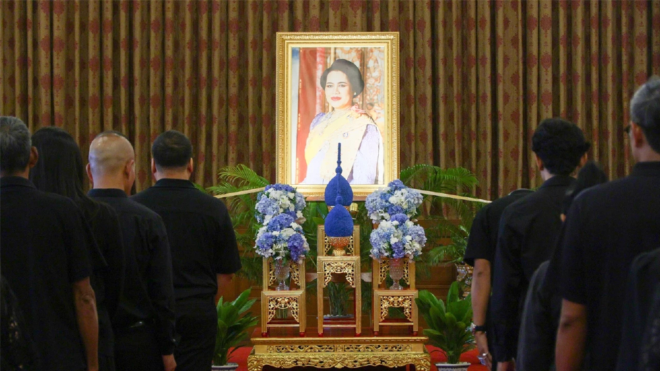 พสกนิกร เข้าถวายน้ำสรงพระบรมศพหน้าพระฉายาลักษณ์พระพันปีหลวง