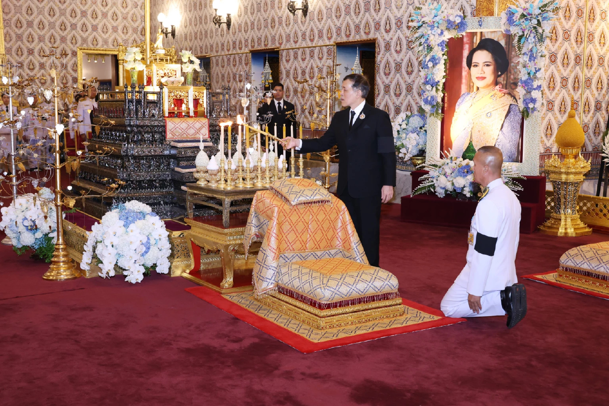 ในหลวง-พระราชินี เสด็จฯ ทรงบำเพ็ญพระราชกุศล ในการพระพิธีธรรมสวดพระอภิธรรมพระบรมศพฯ