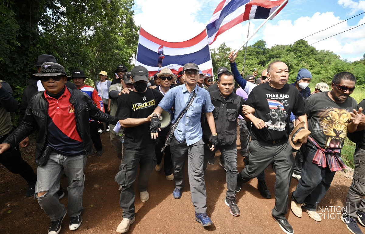 'วีระ' นำมวลชนฝ่าแนวกั้น 3 ชั้น ทวงคืนพื้นที่ไทย เจรจาก่อนปล่อยตัว