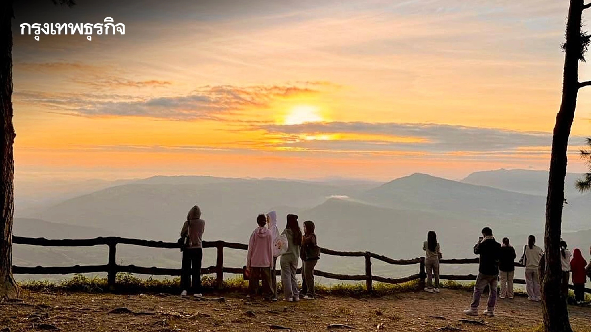 "ยอดภูเรือ" คึกคัก นักท่องเที่ยวแห่ชมแสงแรก ท่ามกลางอากาศหนาวเย็น