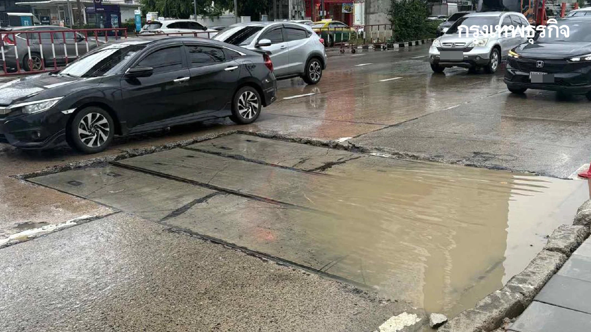 ถนนแจ้งวัฒนะระทึก ฝนถล่ม กทม. หนัก ฝาซีเมนต์ก่อสร้างทรุดตัว รถติด
