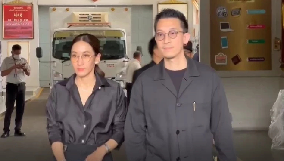 'เอม-สามี' เยี่ยม 'ทักษิณ' ปัดคุยโหวตเลือกหัวหน้าเพื่อไทย