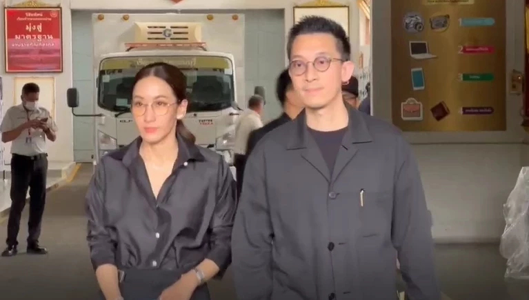 'เอม-สามี' เยี่ยม 'ทักษิณ' ปัดคุยโหวตเลือกหัวหน้าเพื่อไทย