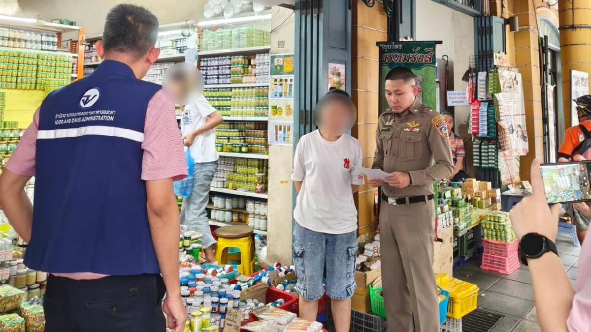 ทลายแหล่งกระจายสมุนไพรเถื่อนกลางกรุง ยึดของกลางกว่า 2 หมื่นชิ้น