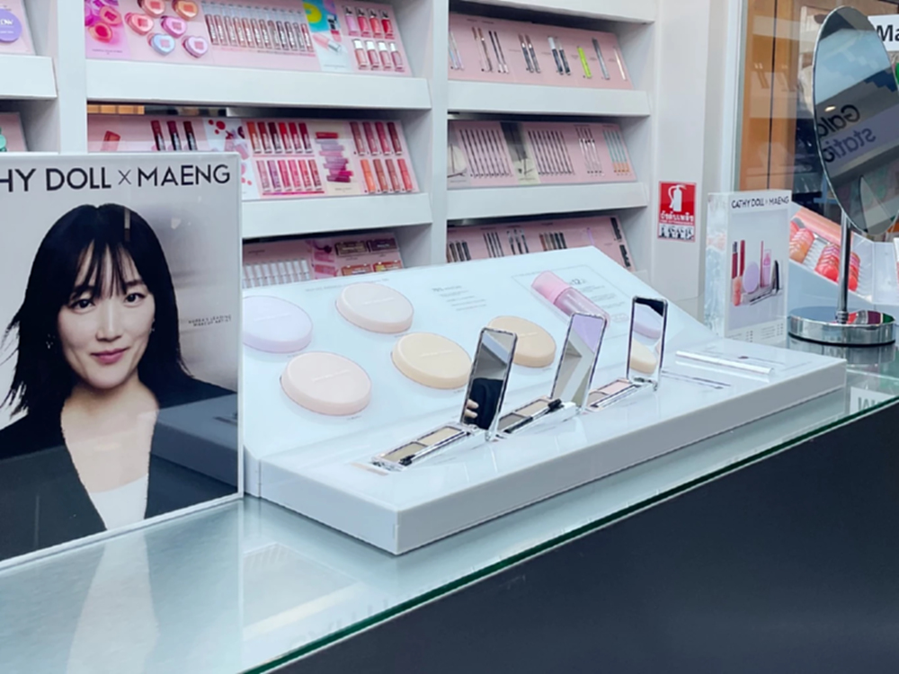 จากเมกอัพอาร์ทติส 'ลิซ่า' ใช้ 'CATHY DOLL'  สู่การคอลแลปส์ 'MAENG' พา T-Beauty บุกโลก