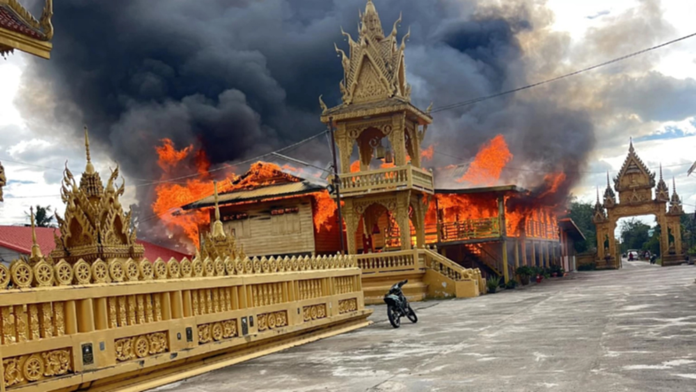 ระทึก ไฟไหม้วัดดัง ร้อยเอ็ด จนท.เร่งระดมฉีดน้ำควบคุมเพลิงไหม้