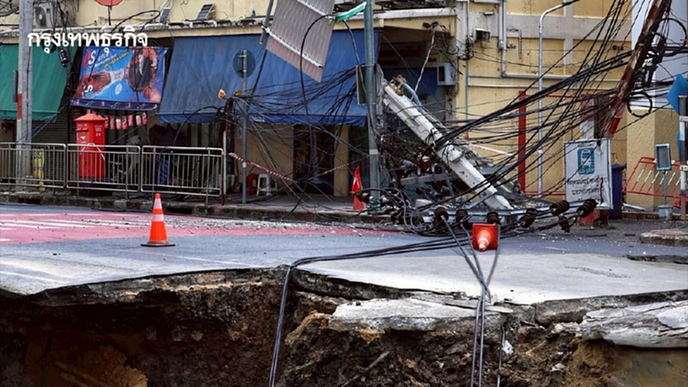 'ชัชชาติ' เผยจุดกังวล ถนนทรุดสามเสน รอยร้าวใหม่ คาดคืบหน้าวันพุธ