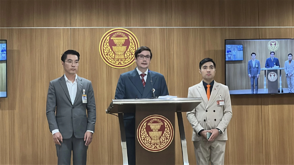 'รังสิมันต์' เผย 'เบน สมิธ' บินออกประเทศแล้ว เล็งสอบ 'ธรรมนัส' ต่อ