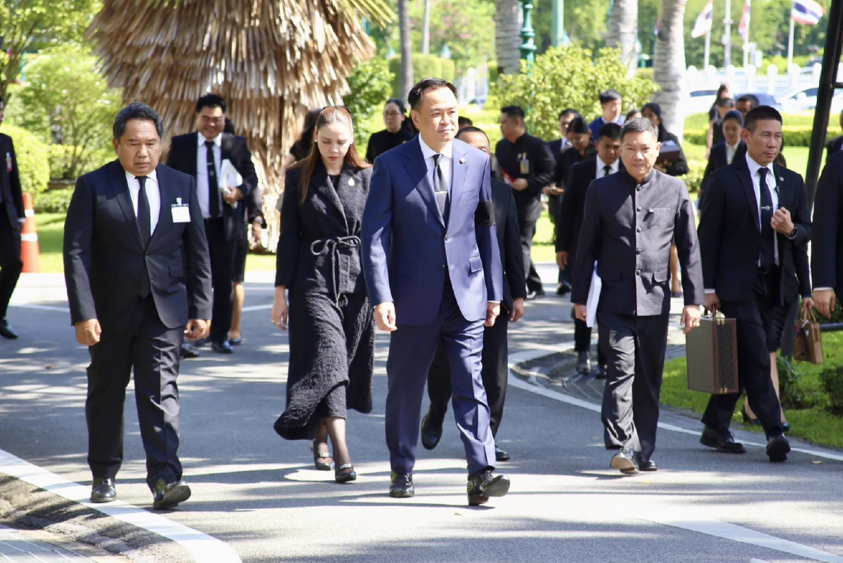 มติ ครม. ขรก. - จนท.รัฐ ไว้ทุกข์ 1 ปี ประชาชน แต่งดำร่วมอาลัย 90 วัน