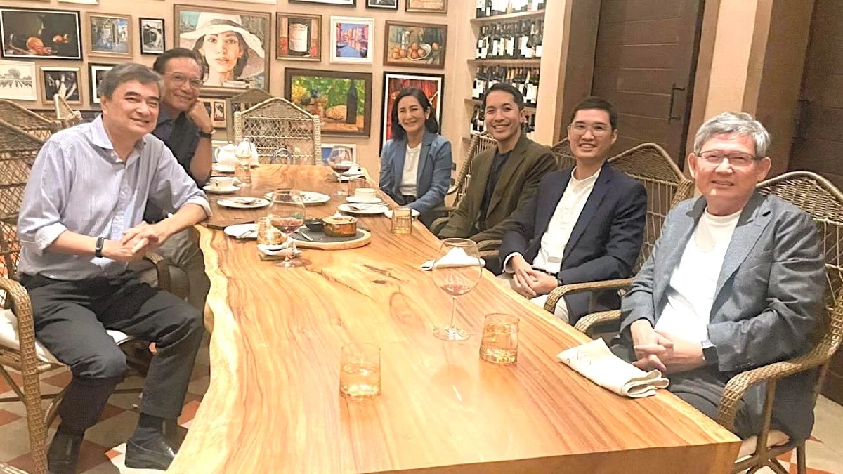 'กรณ์' โพสต์ภาพร่วมเฟรม'อภิสิทธิ์' ติดแคปชั่นอนาคตที่ทุกรุ่นต้องการ